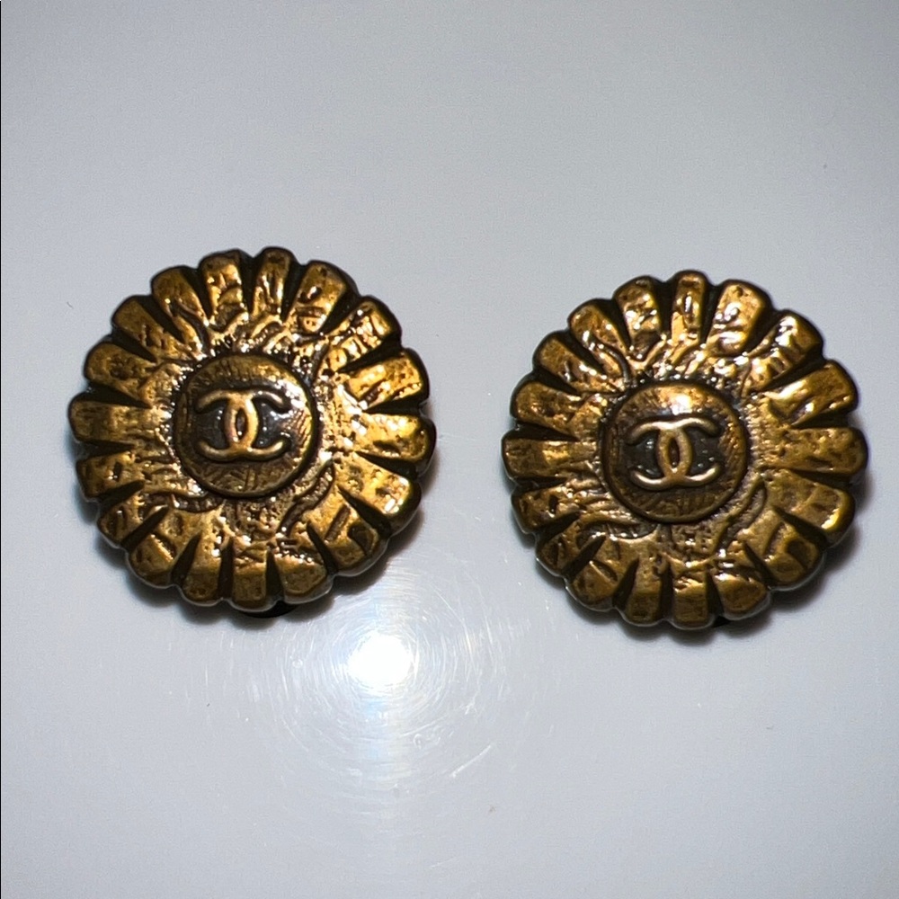 Authentic Chanel clips earrings
